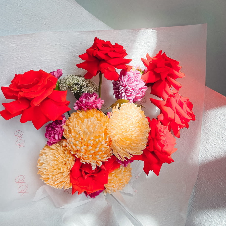 DRAMATIC KISSES • Bold and Bright Luxury Bouquet