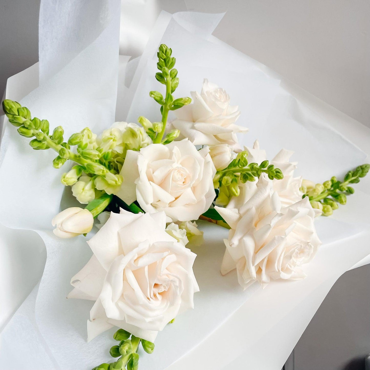 EMBRACE ME - Chic White Luxury Bouquet